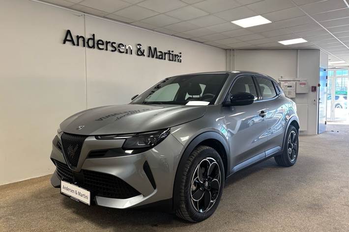 Grå Alfa Romeo Junior fra 2025 set udefra