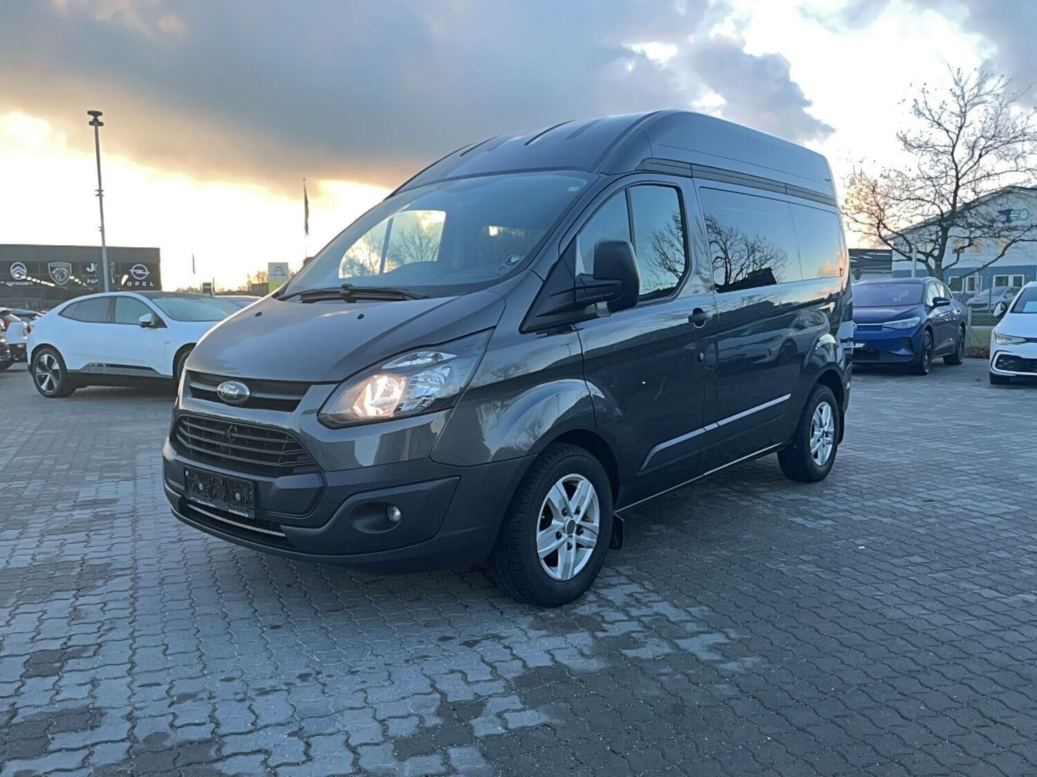 Sort Ford Transit Custom fra 2018 set udefra