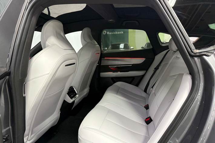 Grå Xpeng P7 fra 2024