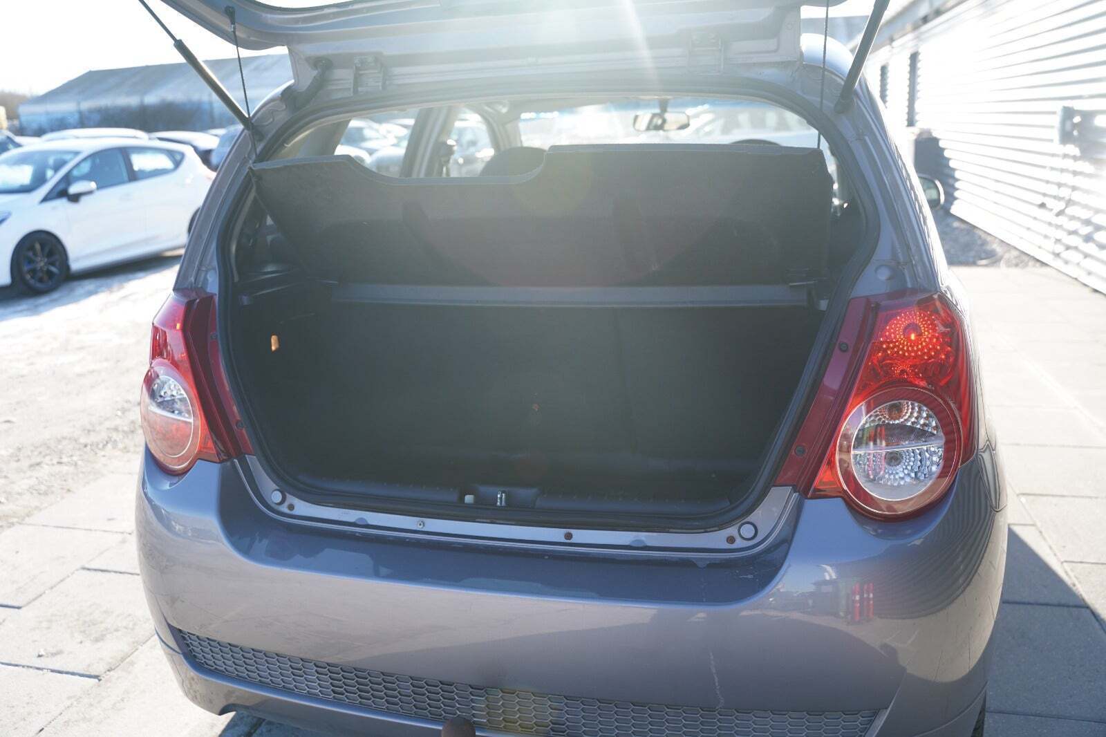 Grå Chevrolet Aveo fra 2011 set indefra