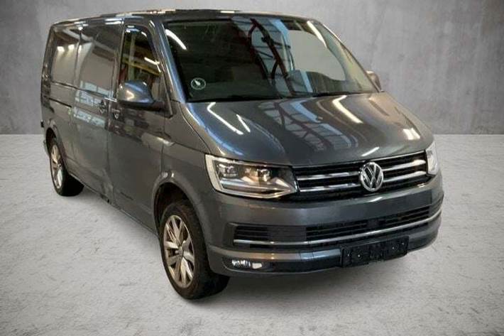 Grå VW Transporter fra 2018 set udefra