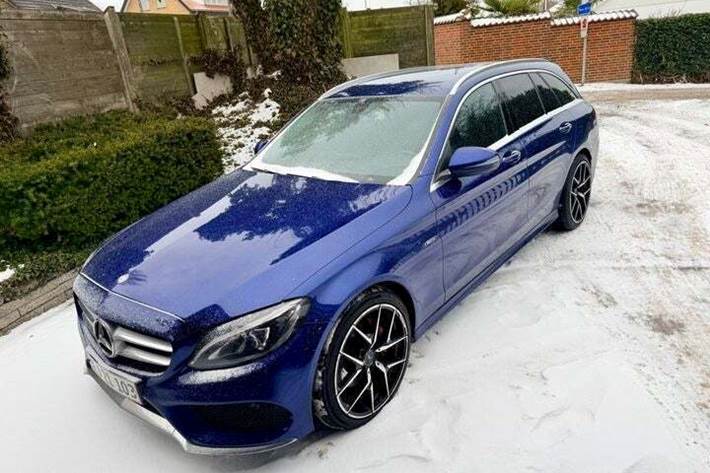 Blå Mercedes C200 d fra 2016 set udefra