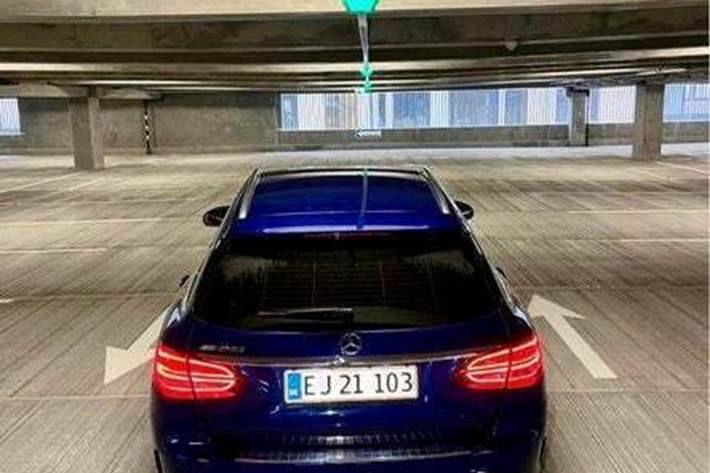 Blå Mercedes C200 d fra 2016