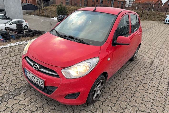 Rød Hyundai i10 fra 2013 set udefra