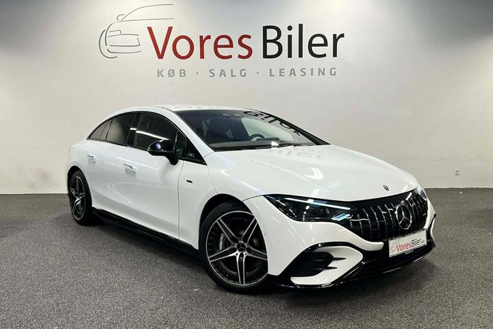 Hvid Mercedes EQE43 fra 2023 set udefra