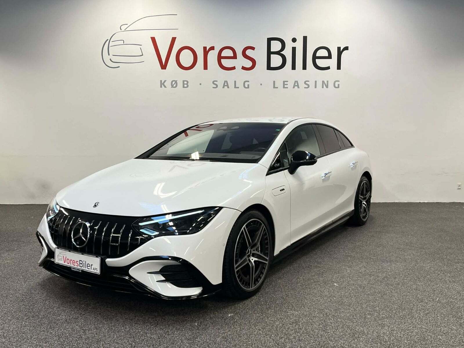Hvid Mercedes EQE43 fra 2023