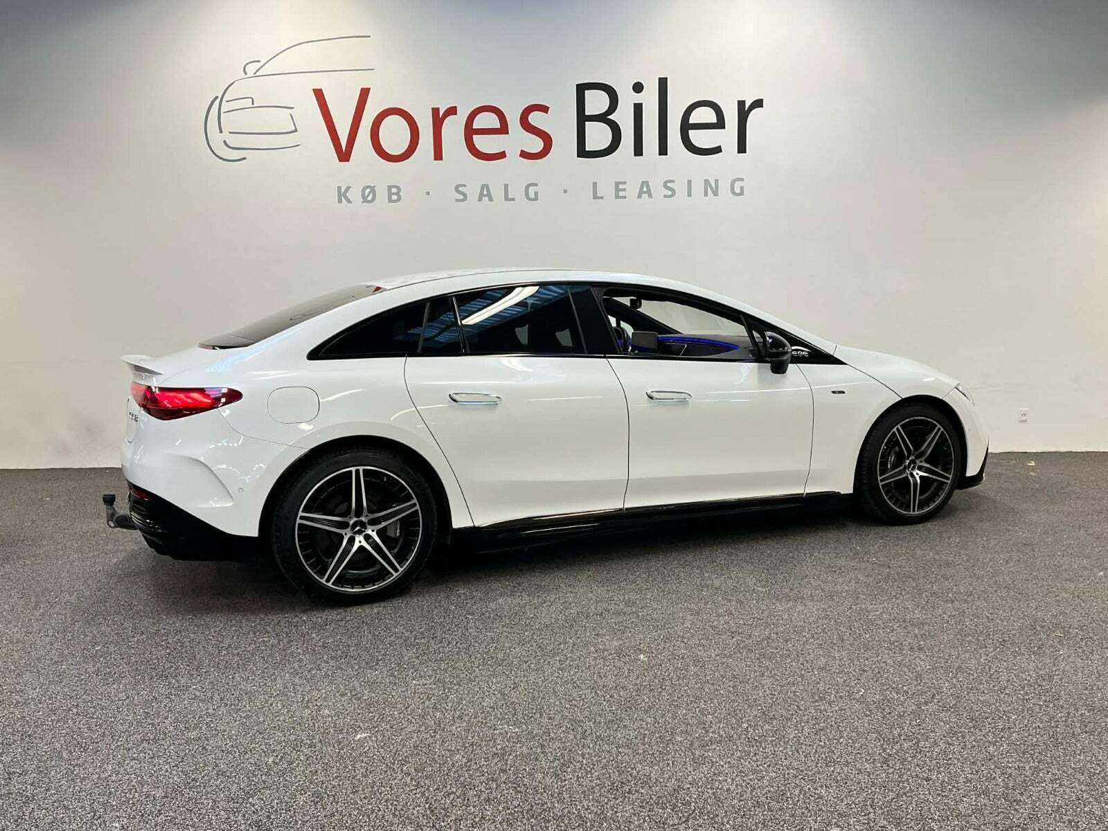 Hvid Mercedes EQE43 fra 2023