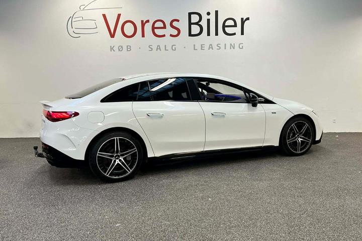 Hvid Mercedes EQE43 fra 2023