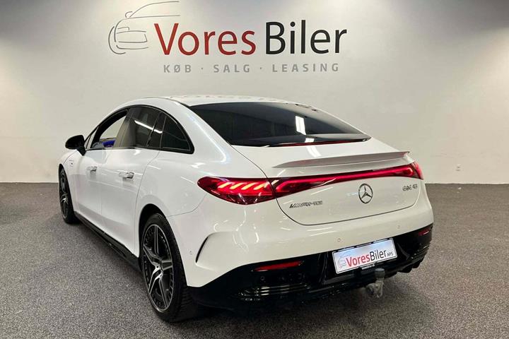 Hvid Mercedes EQE43 fra 2023
