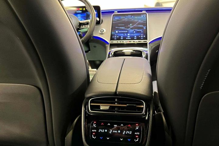 Hvid Mercedes EQE43 fra 2023