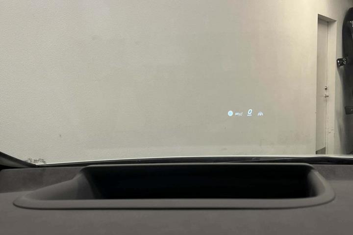 Hvid Mercedes EQE43 fra 2023