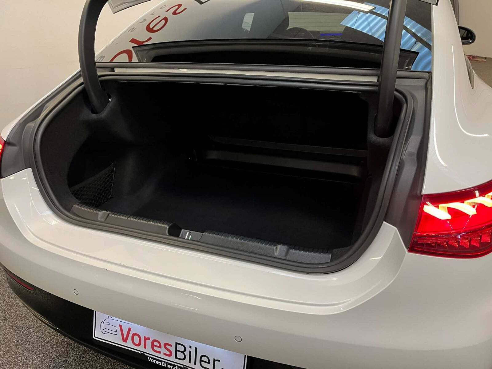 Hvid Mercedes EQE43 fra 2023