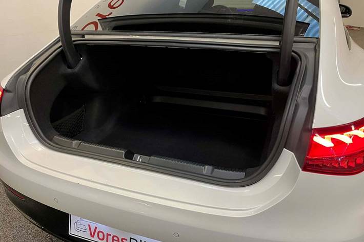 Hvid Mercedes EQE43 fra 2023