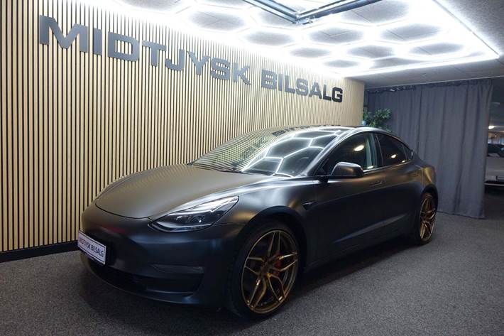 Sort Tesla Model 3 fra 2023 set udefra