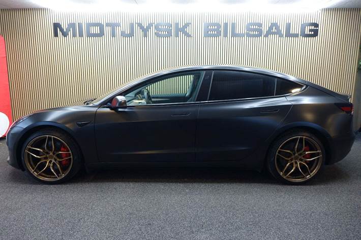 Sort Tesla Model 3 fra 2023