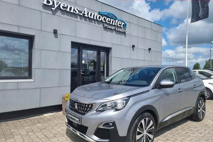 Sølv Peugeot 3008 fra 2018 set udefra
