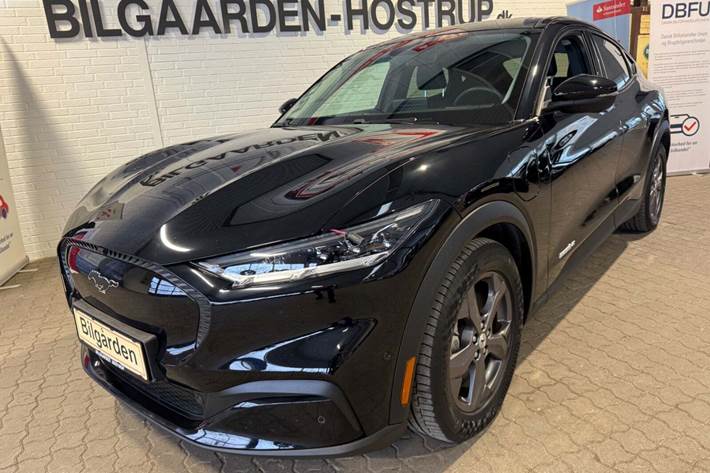 Sort Ford Mustang Mach-E fra 2023 set udefra