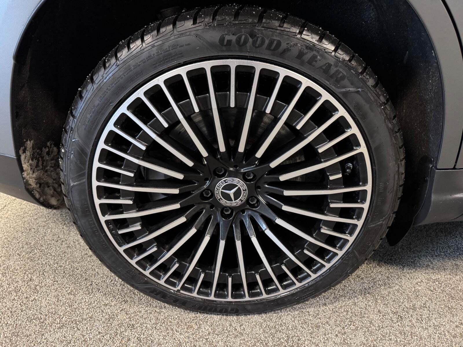 Gul Mercedes EQC400 fra 2022