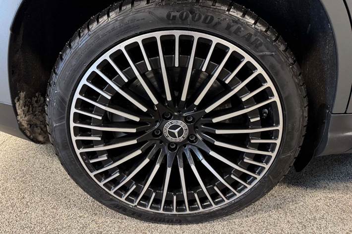 Gul Mercedes EQC400 fra 2022