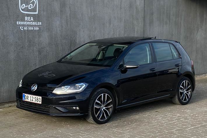 Sort VW Golf fra 2017 set udefra