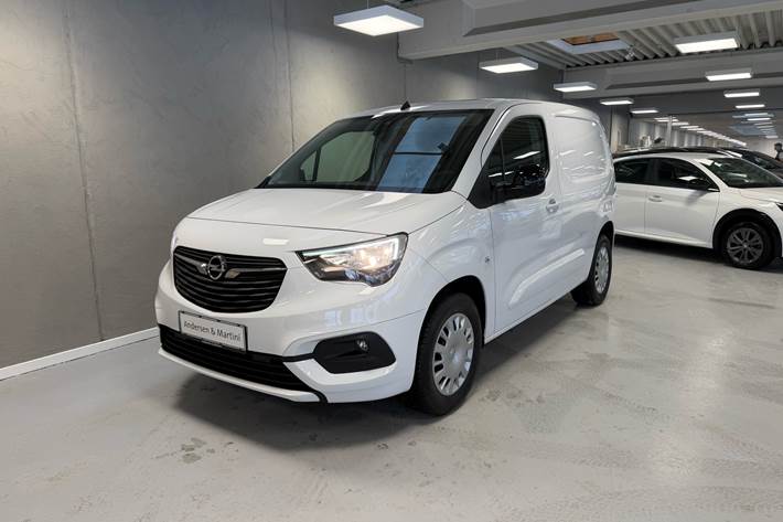 Hvid Opel Combo-e fra 2024 set udefra