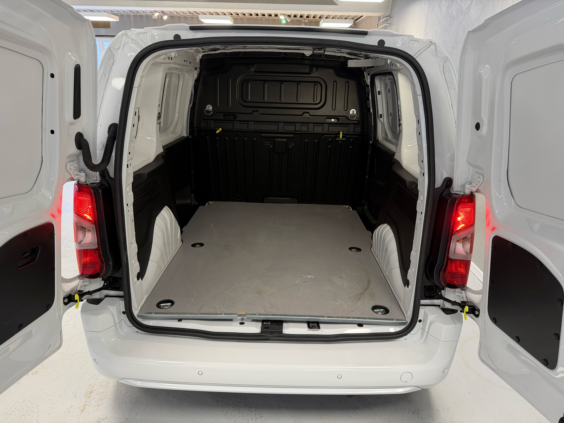 Hvid Opel Combo-e fra 2024