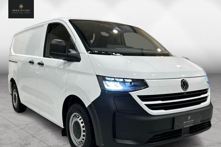 Hvid VW e-Transporter fra 2025 set udefra