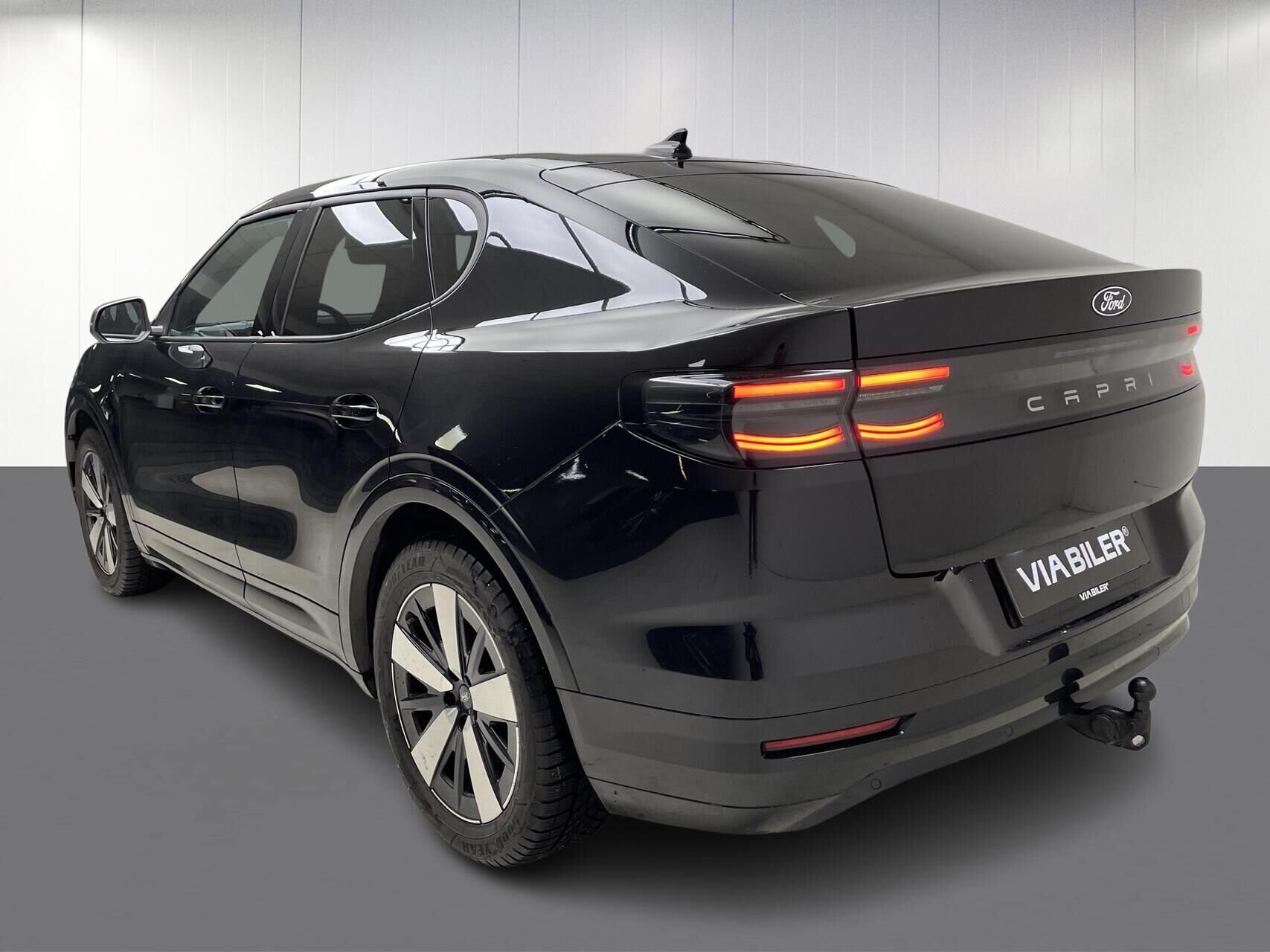 Sort Ford Capri fra 2025