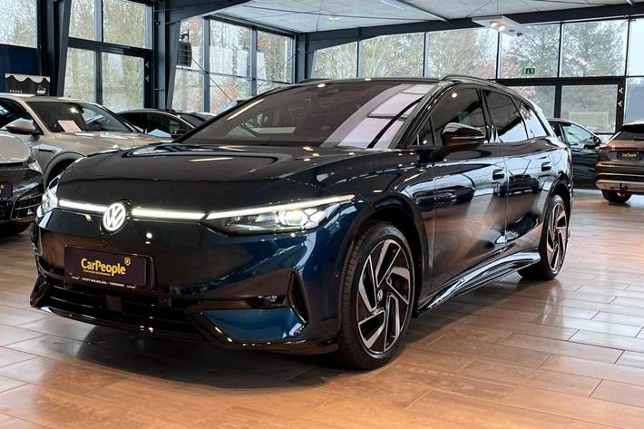 Blå VW ID.7 fra 2026 set udefra