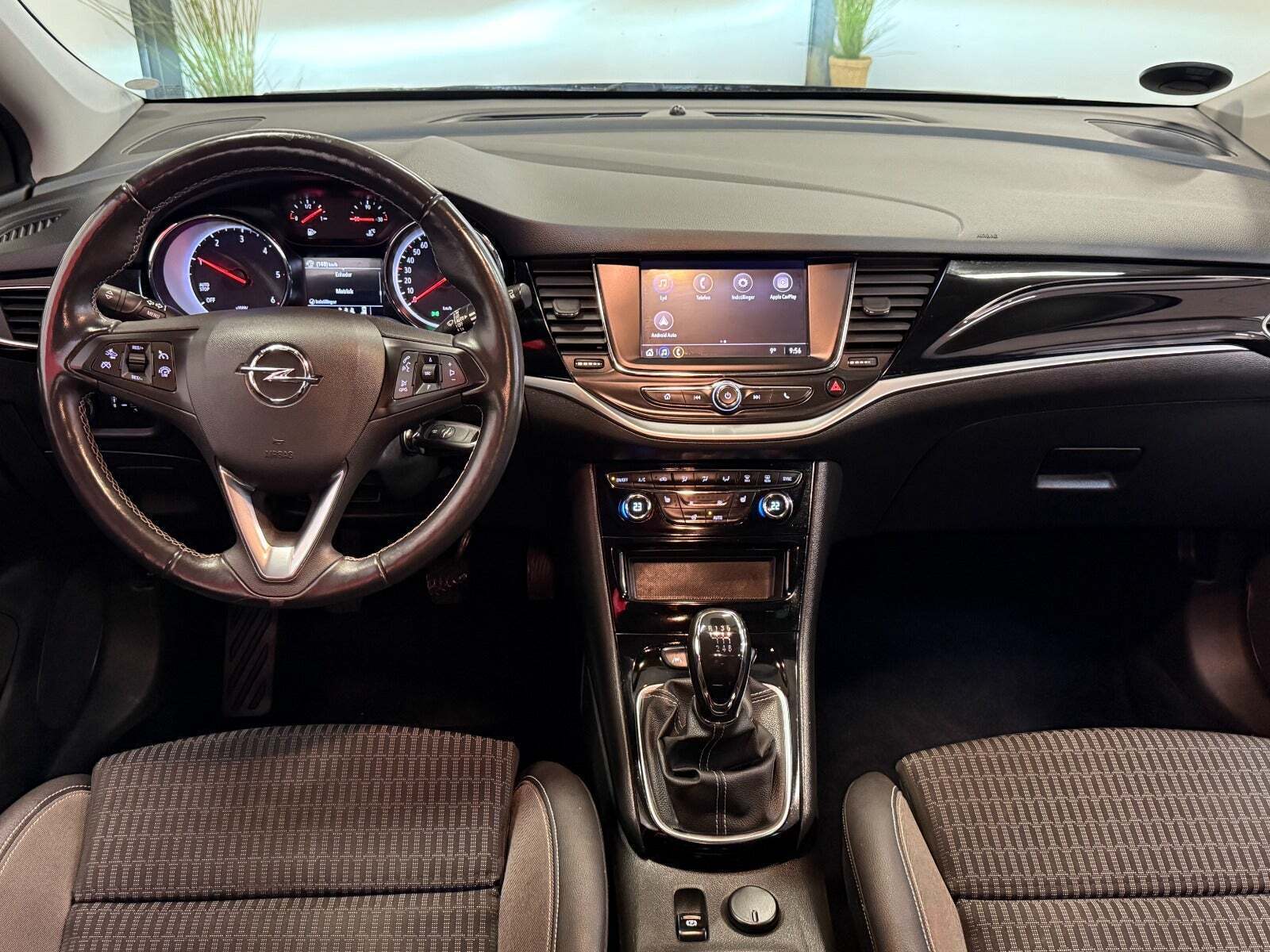 Sort Opel Astra fra 2020