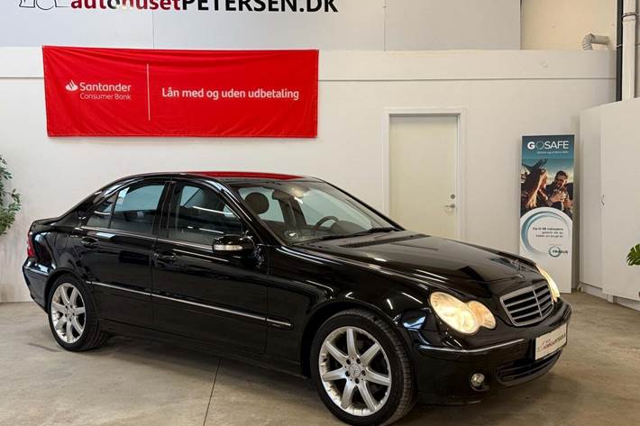 Sort Mercedes C240 fra 2004 set udefra
