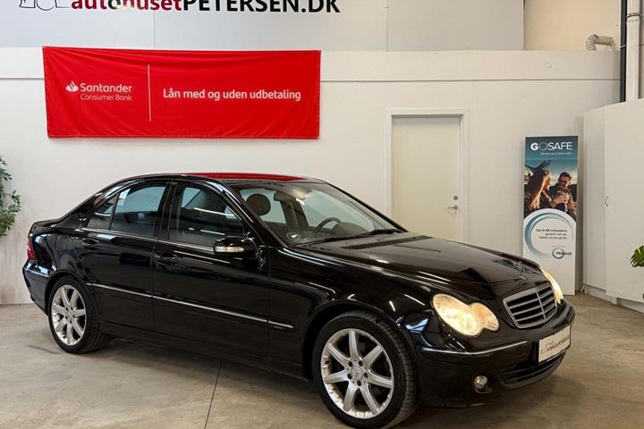 Sort Mercedes C240 fra 2004 set udefra
