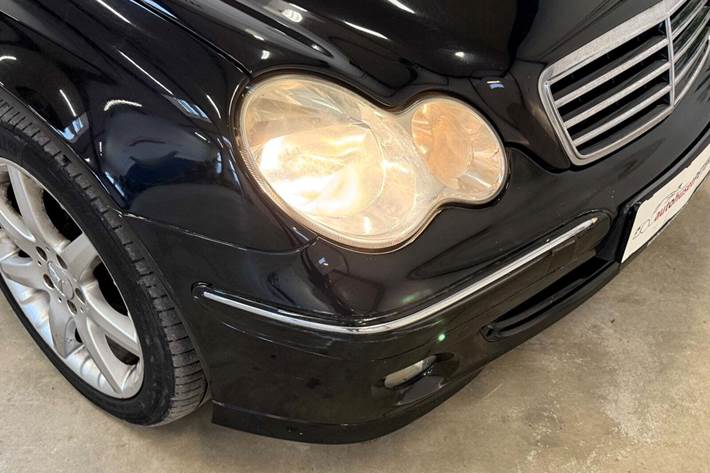 Sort Mercedes C240 fra 2004 set udefra