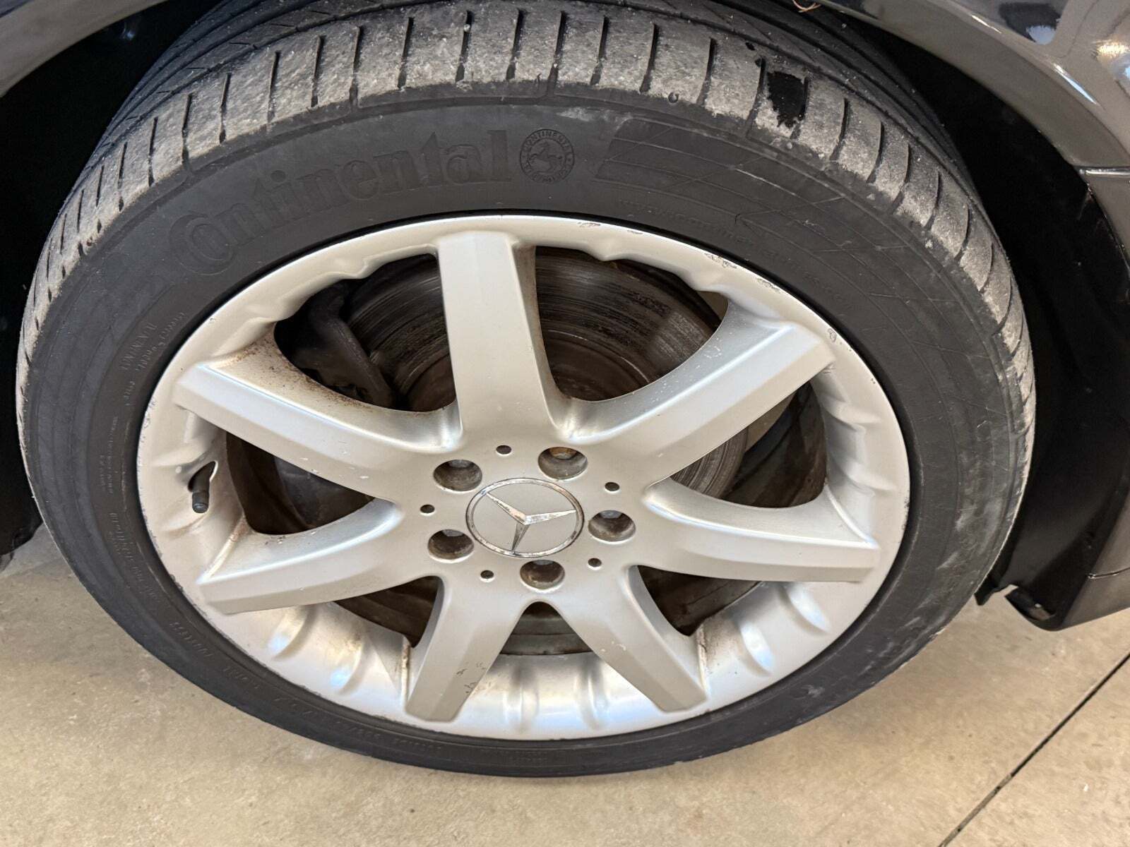 Sort Mercedes C240 fra 2004 set udefra