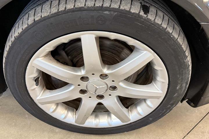 Sort Mercedes C240 fra 2004 set udefra