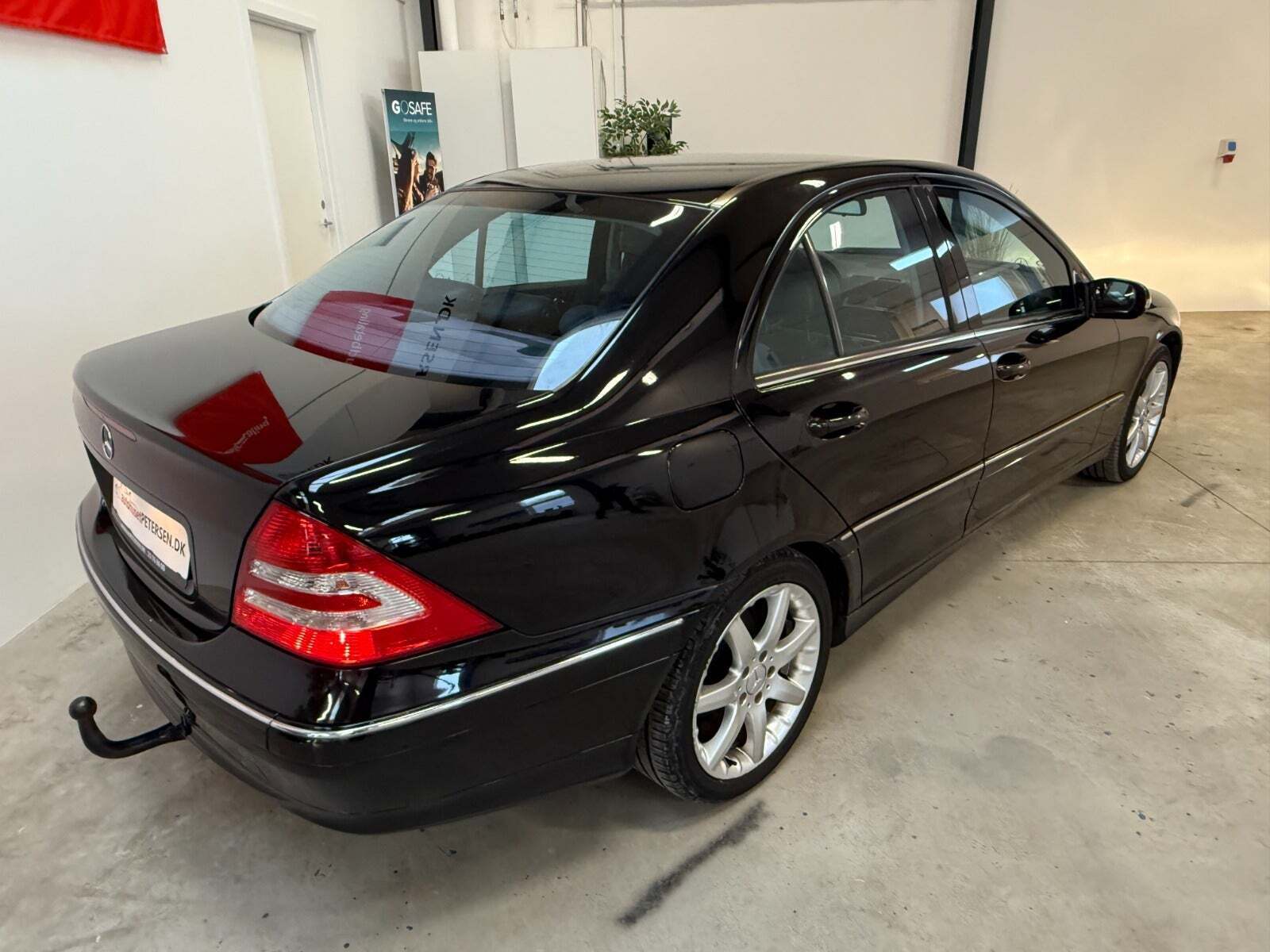 Sort Mercedes C240 fra 2004 set udefra