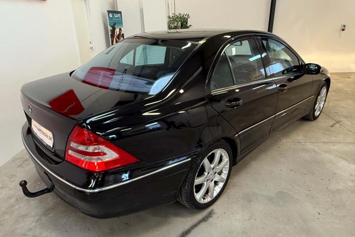Sort Mercedes C240 fra 2004 set udefra