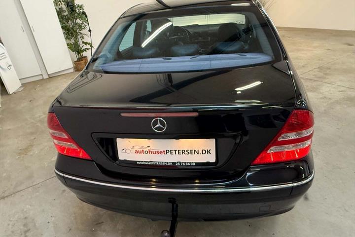 Sort Mercedes C240 fra 2004 set udefra
