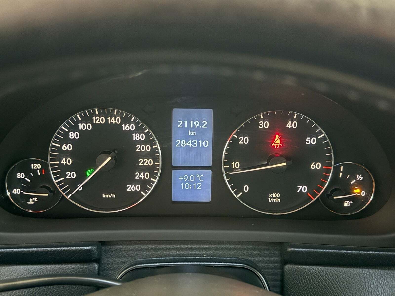 Sort Mercedes C240 fra 2004 set indefra