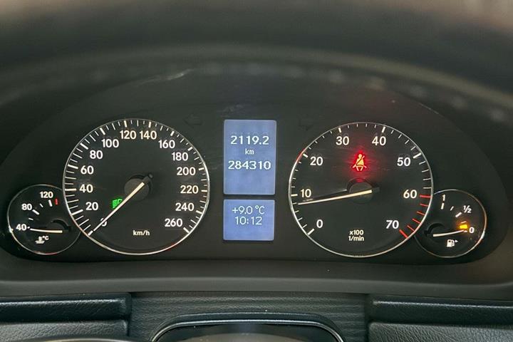 Sort Mercedes C240 fra 2004 set indefra