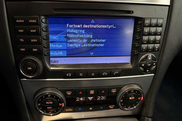 Sort Mercedes C240 fra 2004 set indefra