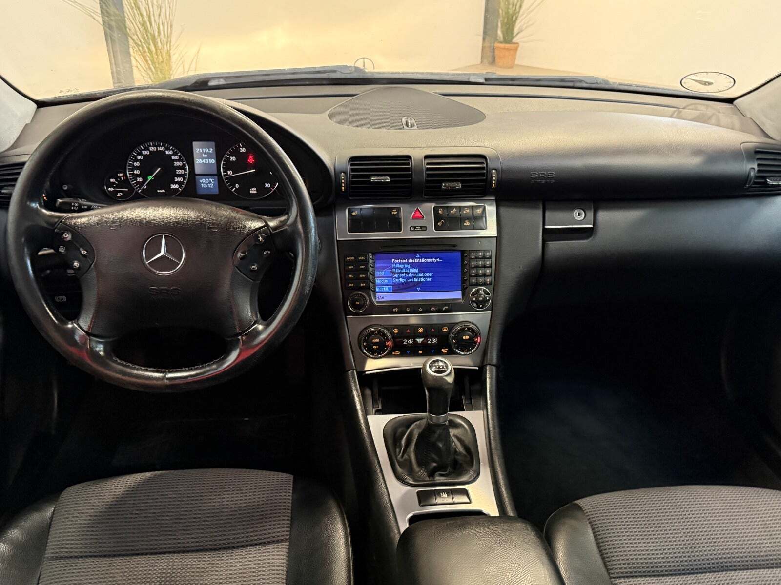 Sort Mercedes C240 fra 2004 set indefra