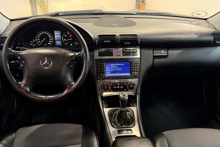 Sort Mercedes C240 fra 2004 set indefra