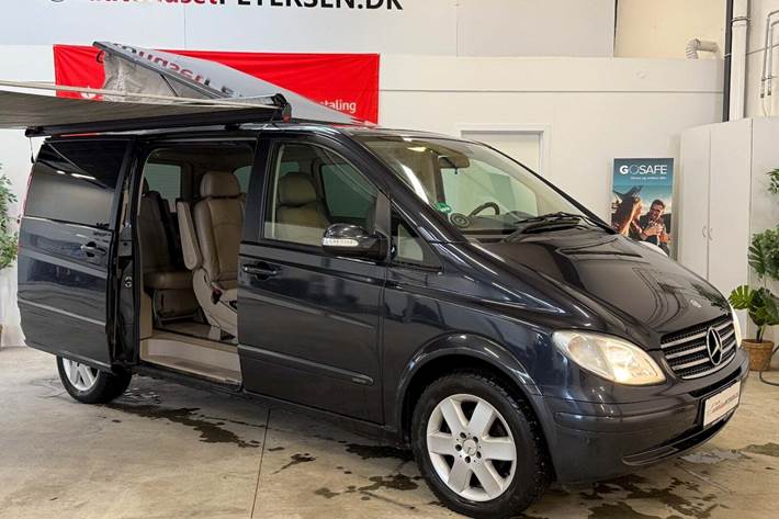 Blå Mercedes Viano fra 2006 set udefra
