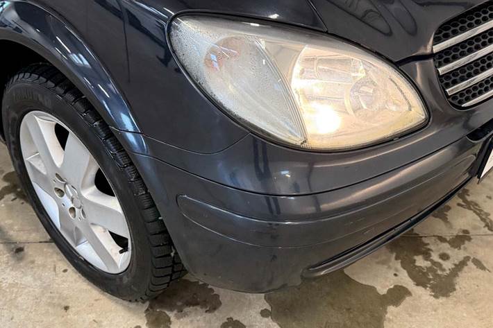 Blå Mercedes Viano fra 2006 set udefra