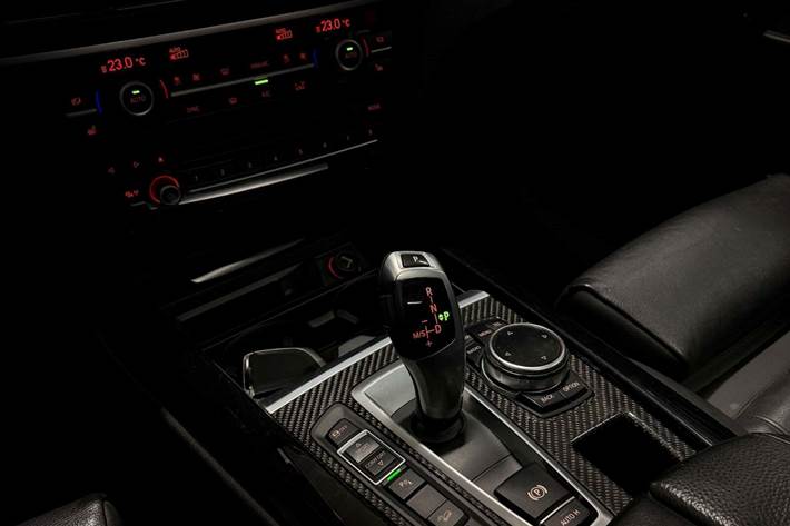 Grå BMW X5 fra 2014