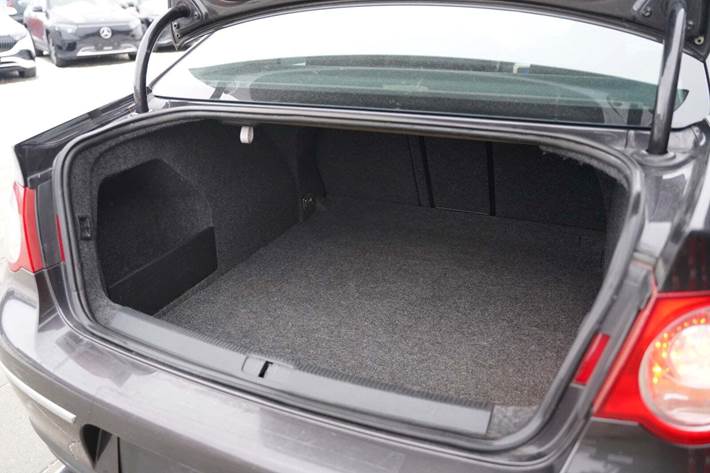 Sort VW Passat fra 2006