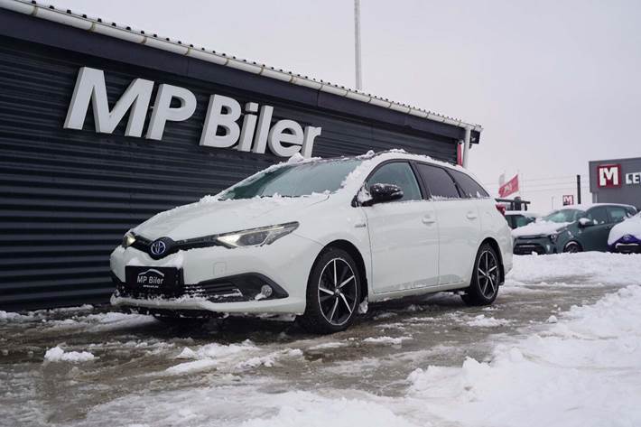 Hvid Toyota Auris fra 2018 set udefra