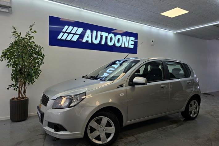 Sølv Chevrolet Aveo fra 2012 set udefra