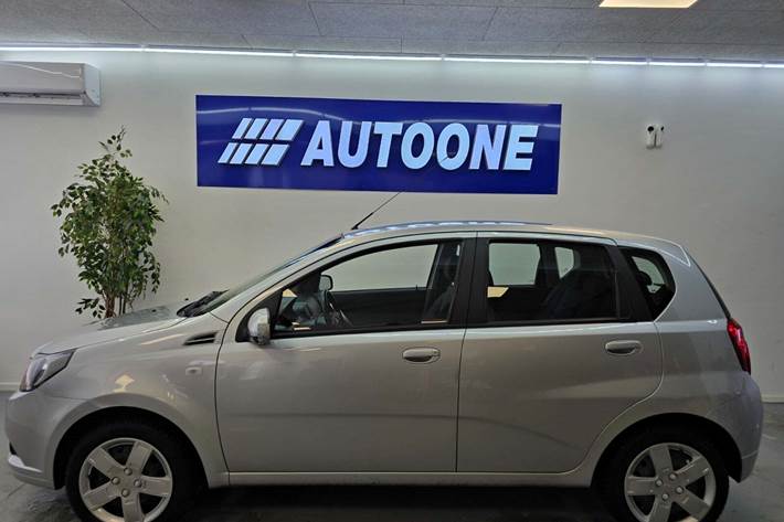 Sølv Chevrolet Aveo fra 2012 set udefra